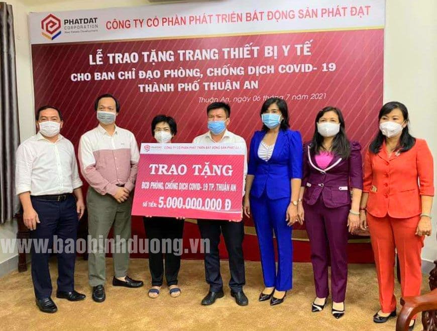 Ban chỉ đạo phòng, chống dịch bệnh Covid-19 TP.Thuận An nhận bảng tượng trưng số tiền Công ty Phát Đạt trao tặng