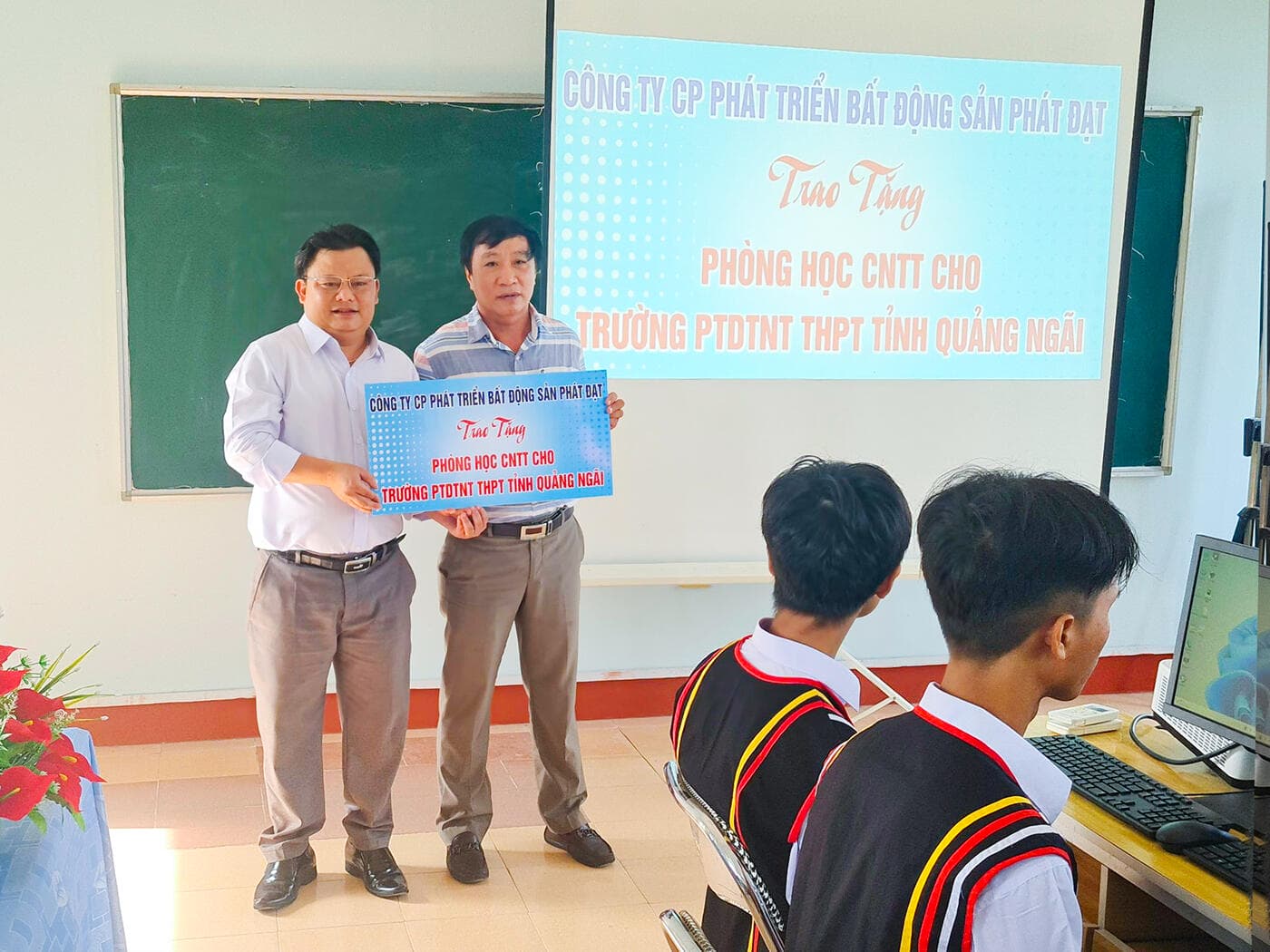 Phat Dat trao tang phong hoc CNTT cho truong THPT