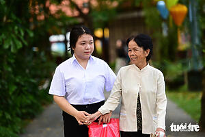 Mất cả cha mẹ, đi làm công nhân 3 năm kiếm sống, vẫn đậu ĐH Kinh tế TP.HCM, được tiếp sức đến trường